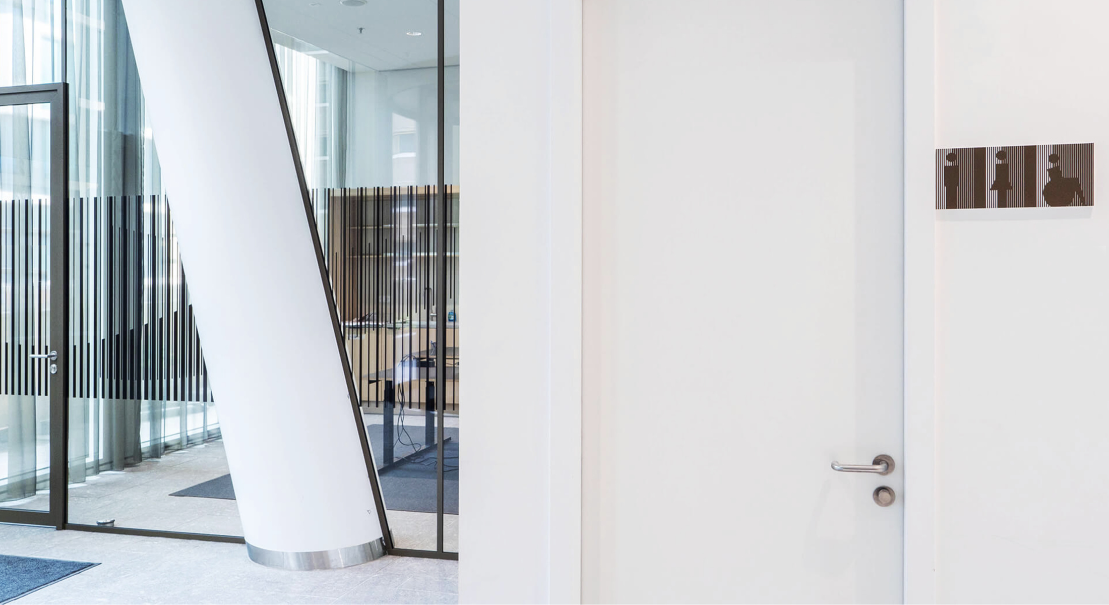 zichtfolie en toileticonen centrale hal gebouw Central Park Utrecht